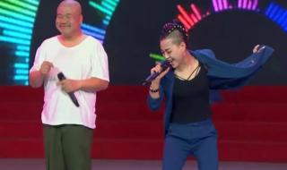 二人转正戏马前泼水